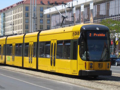 DVB-Straßenbahn der Linie 2 im Stadtverkehr